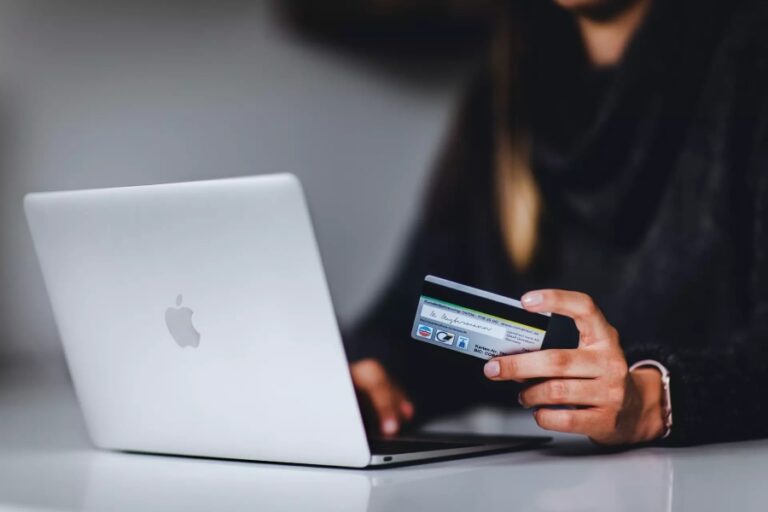 Client établissant un paiement récurrent avec une carte de crédit et ordinateur portable