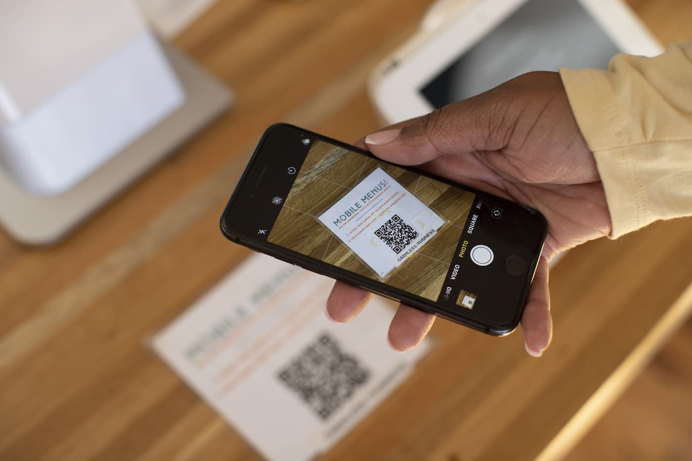 Femme scannant un code QR