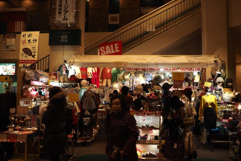 Merchants embrace contactless payments for holiday shopping